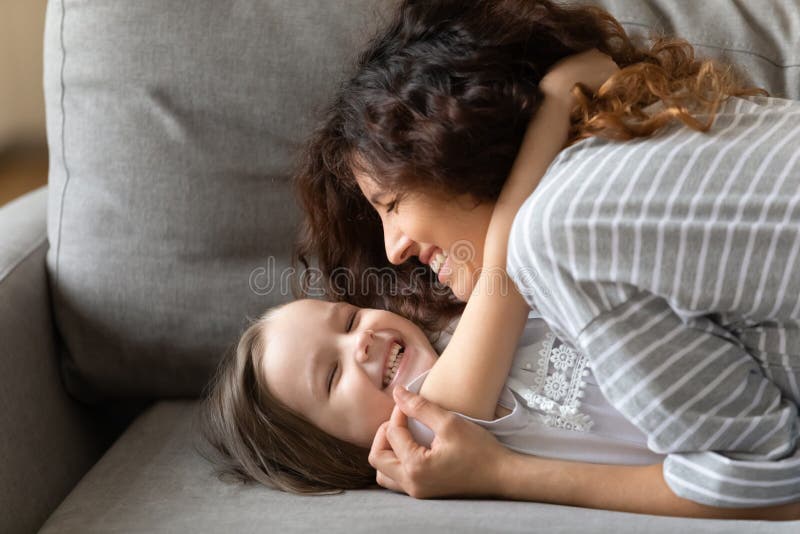 Дети обнимают Дочки свирли кровать. Мать и дочь обнялись лежа в колготках видео.