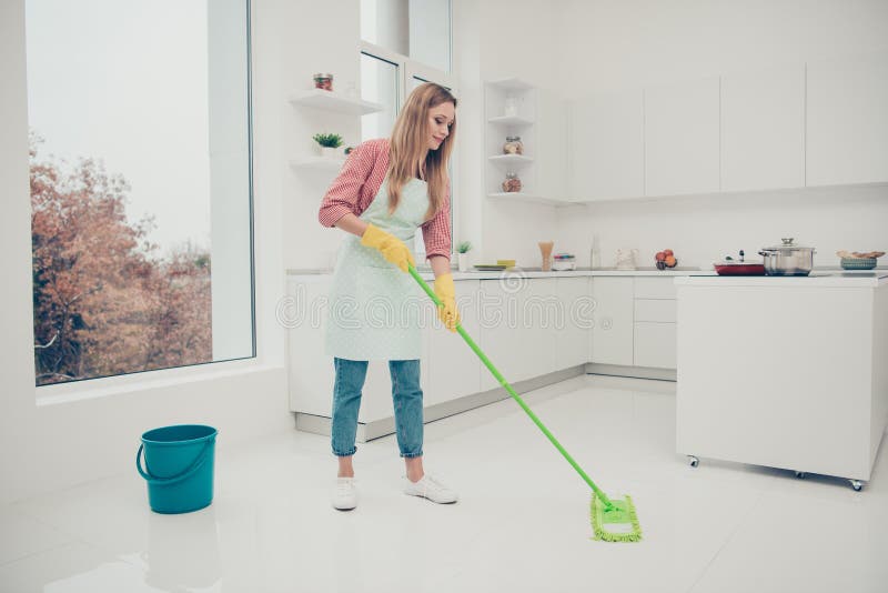 Моет белый. Weekend House Cleaning.