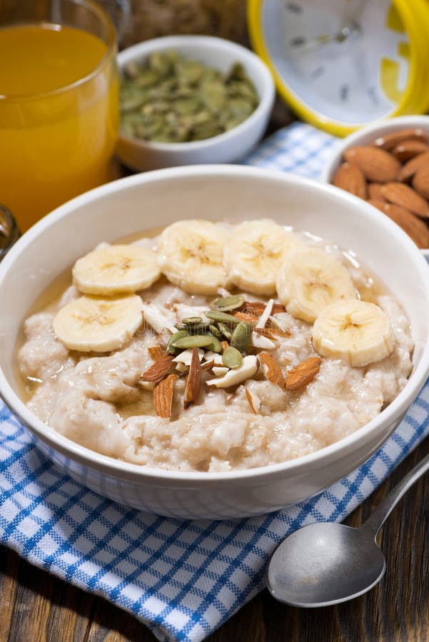 Овсяная каша с бананом и орехами