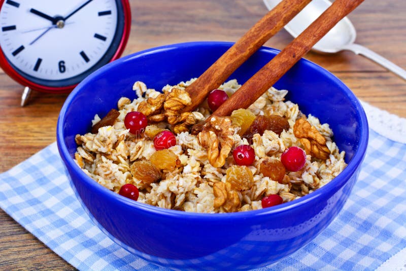 Каша геркулесовая с орехами и сухофруктами