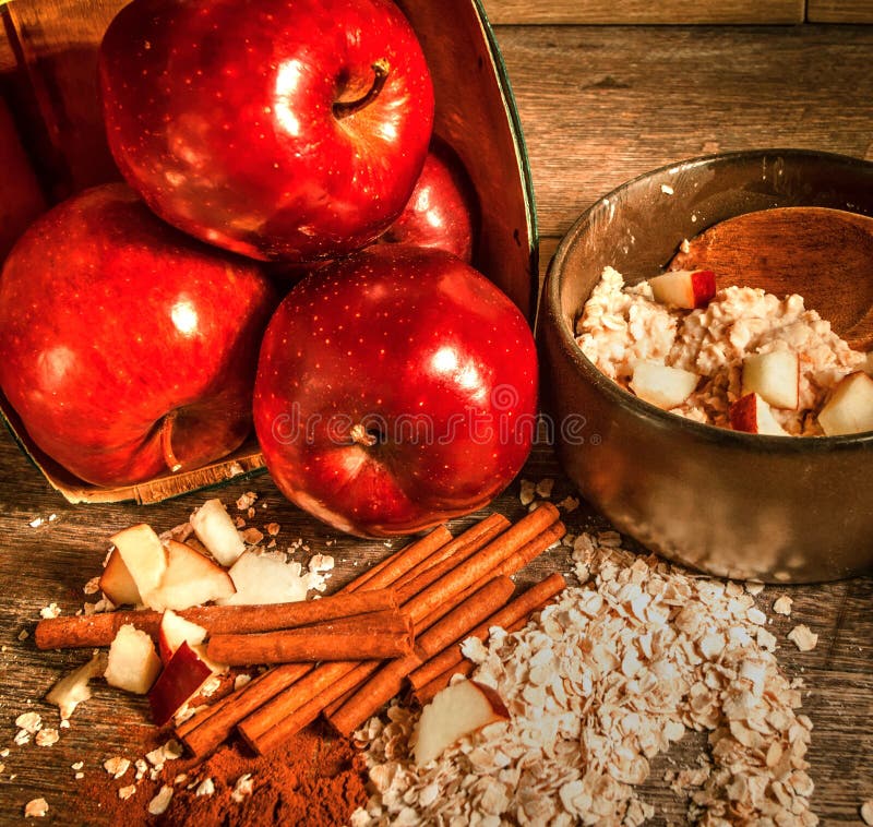 Яблоки с корицей на сковороде