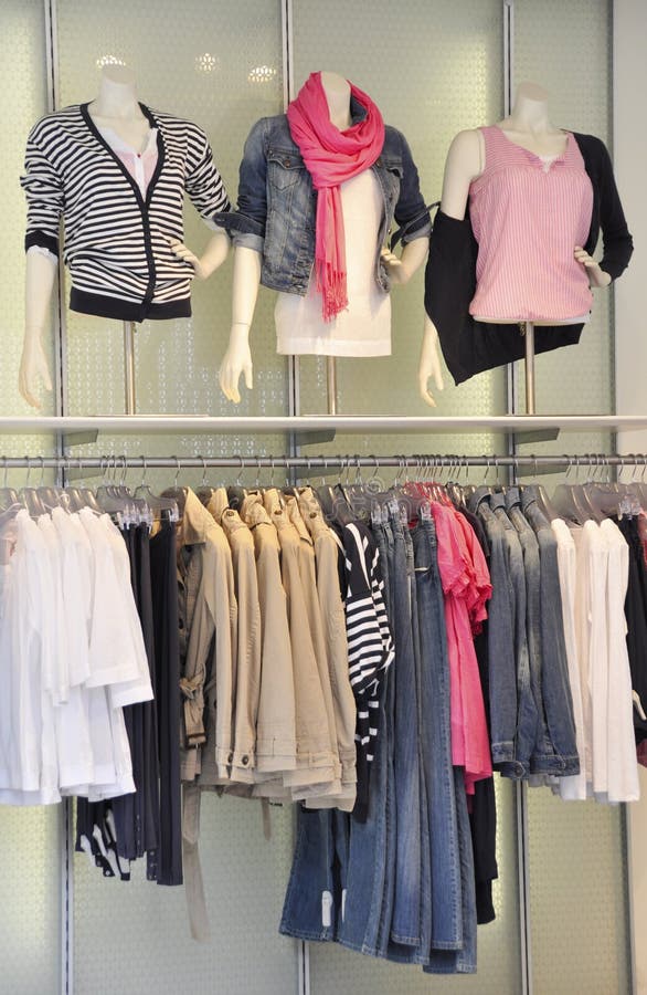 Как правильно развесить одежду в магазине женской одежды