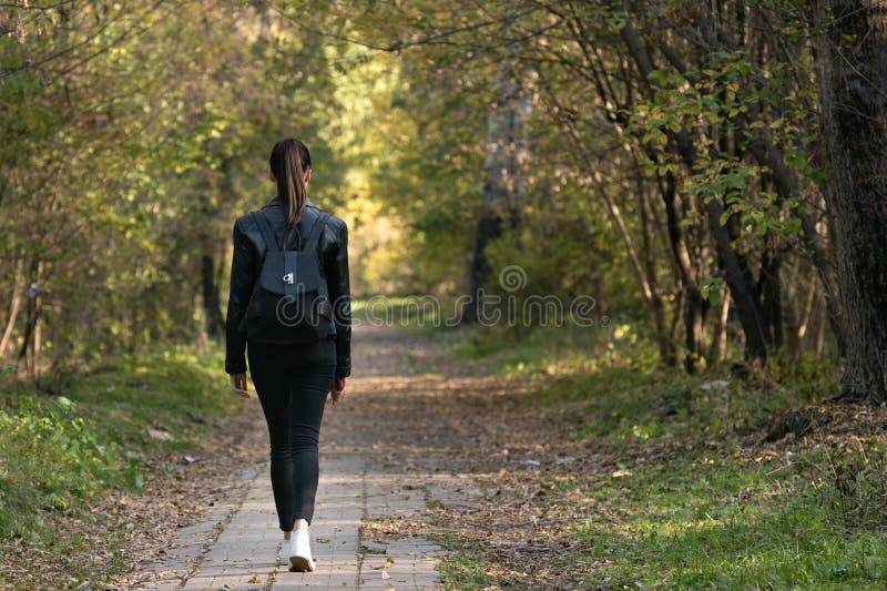 Одиноко гуляющий. Девушка гуляет одна. Девушка ходит по аллее. Одинокая девушка гуляет.