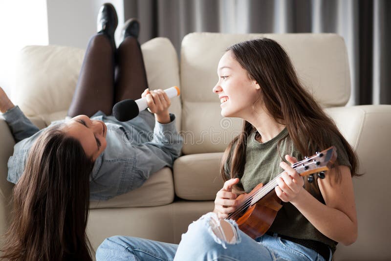 Пою чужим голосом. Девушка с укулеле поет. Девушка играет на укулеле и поет. 2 Девочки играют на гитарах. Одна играет другая поёт.