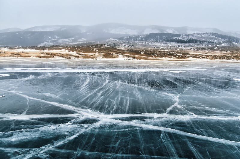 Вода выступила на поверхность льда