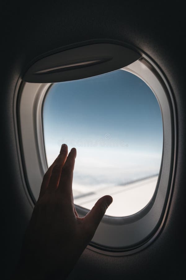 Окно на палубе. Рука на иллюминаторе самолета. Вид из окна самолета с рукой. Вид из самолета с рукой. Из иллюминатора самолета с рукой.