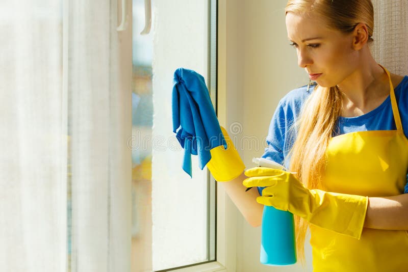 Какой тряпкой мыть окна. Девочка с тряпкой моет окно. Девушка моет окно. Девушка чистит дом. Женщина моет окно голубой тряпкой.