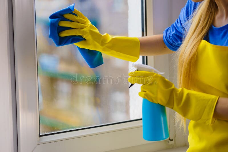 Какой тряпкой мыть окна. Моем окна. Тряпка для мытья окон. Моет окна тряпкой. Мытье окна грязной тряпкой.