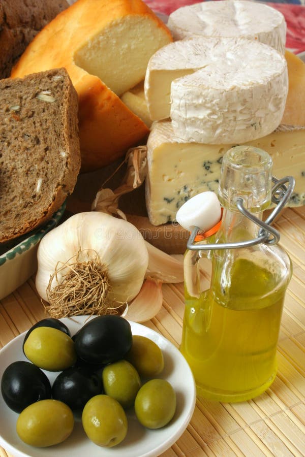 Bread olive oil. Хлеб с оливковым маслом. Хлеб и сыр. Сыр с оливками. Оливки с пармезаном.