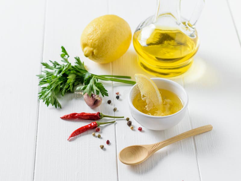 Масло оливковое с лимоном. Растительное масло. Чеснок оливковое масло лимон. Чеснок оливковое масло лимон. Чеснок оливковое масло лимон.