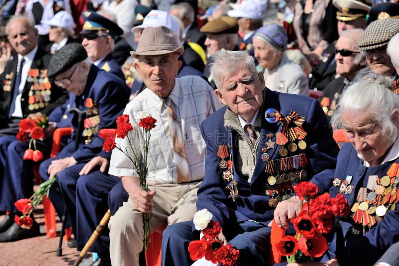 70 лет памяти. Праздник дня Победы золото. 9 Мая Орел фото. День Победы театрализованное представление. День Победы в Орле фото картинки.