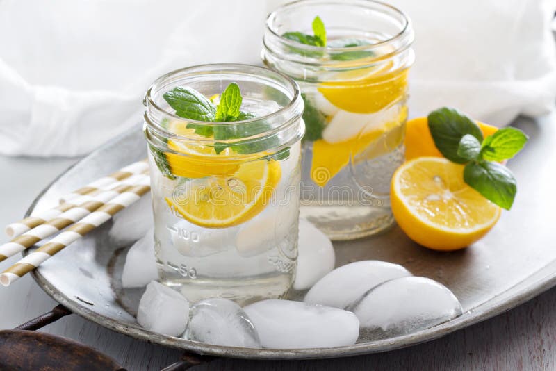 Холодная вода с лимоном. Лимоны в банке. Вода Скандинавия с лимоном. Лед с лимоном и мятой в форме. Добрый вода с лимоном и мятой.