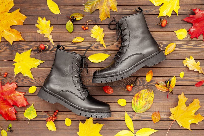 Осенняя обувь женщин Модные случайные сапоги для прогулок на темномдеревянном фоне с осенними листьями Плоский слой Стоковое Фото -изображение насчитывающей вскользь, повелительница: 160036490