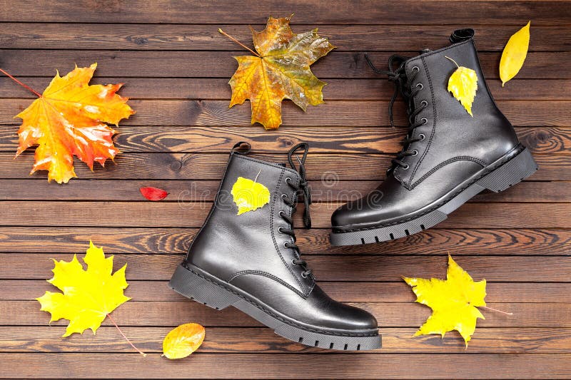 Осенняя обувь женщин Модные случайные сапоги для прогулок на темномдеревянном фоне с осенними листьями Плоский слой Стоковое Фото -изображение насчитывающей положение, ботинки: 160036508