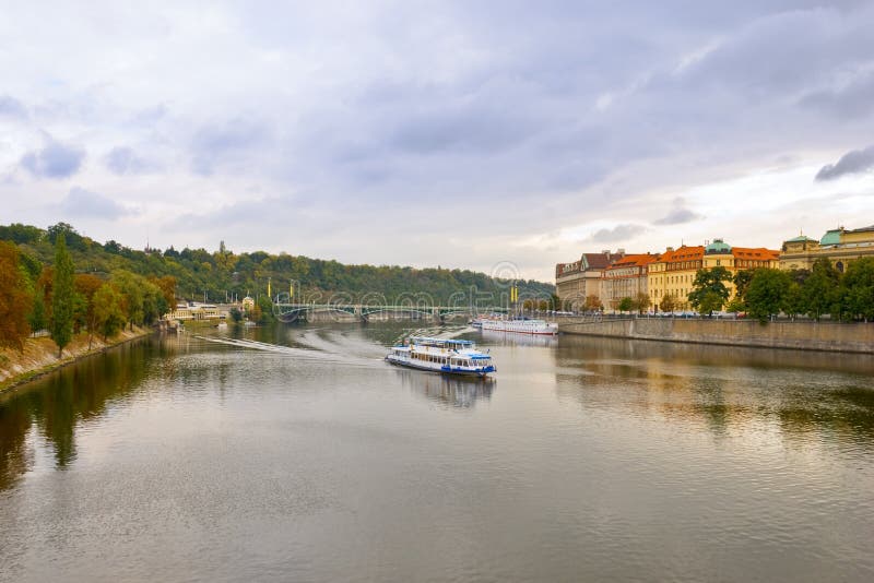 Влтава осень Прага