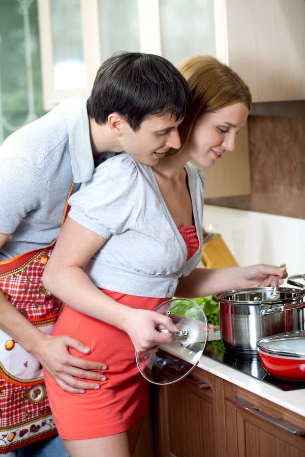 Пока жена готовит муж. Фото гувернантка на кухне с мужиком.