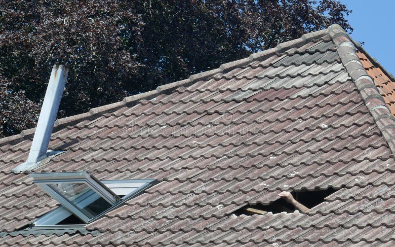 Дыра в крыше. Дырявая крыша. Hole in the roof. Пробоины кровли. Дыра в крыше дома.