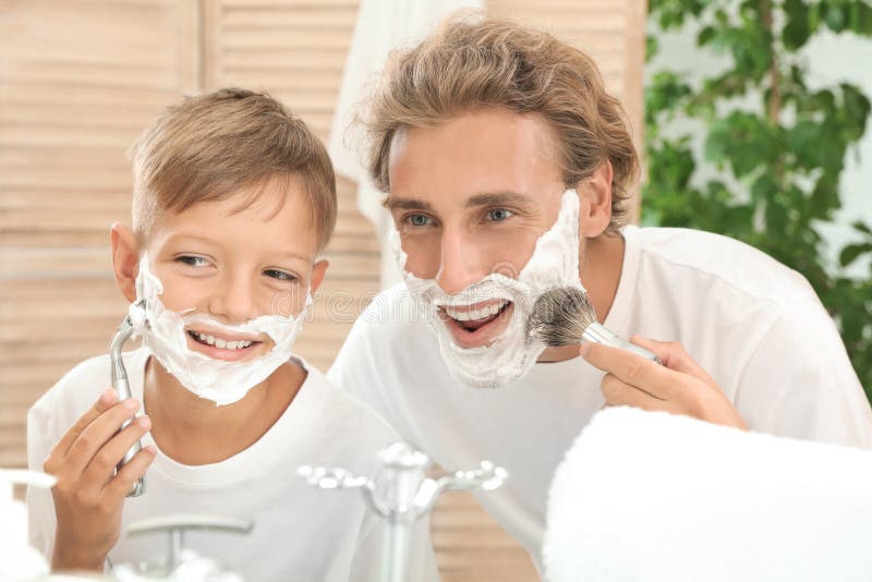 Папа бреется. Учить бриться. Отец и сын Бреются. Мальчик бреется как папа.