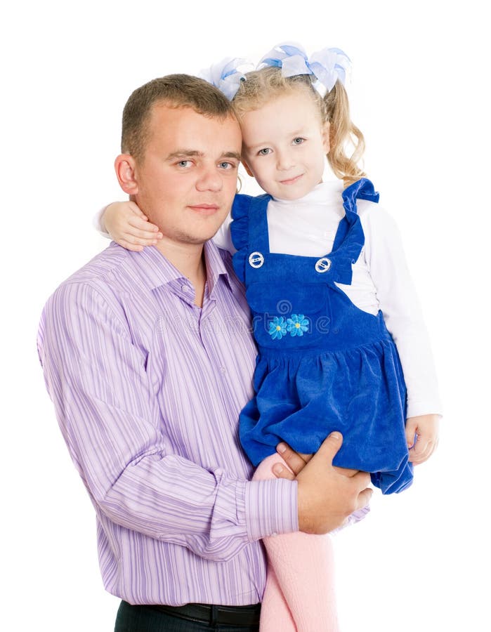 Папа берет дочку. Отец с дочкой на руках. Дочь на руках. Папа держит дочку на руках.