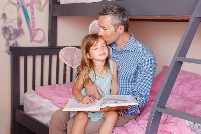 Папа в спальне дочки. Папа в спальне. Father daughter Bed. Daughter sit father Bed. Dad with daughters books reading.