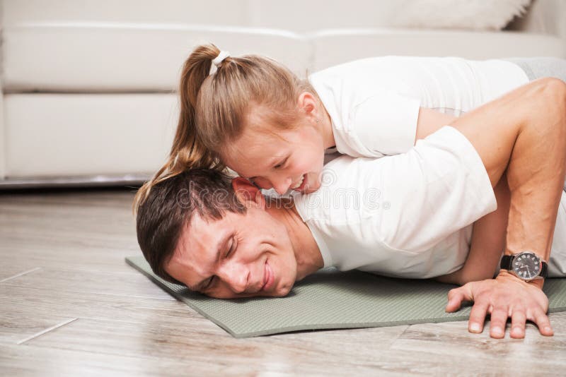 Мама с папой занимаются любовью. Я занимаюсь любовью с дочкой. Dad and daughter assviews 74,145.