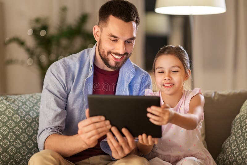 Father and daughter using Tablet Computer. Аудио про папу