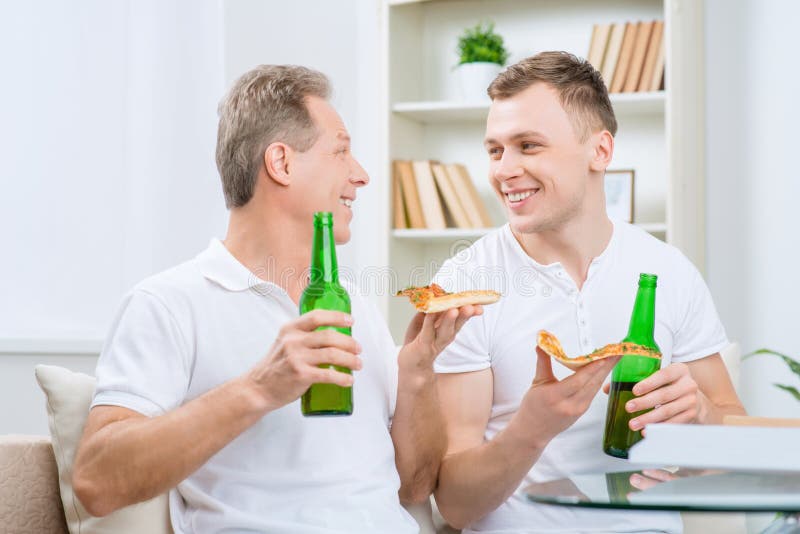 Взрослый сын пьет. Папа с пивом. Папа и сын пьют пиво. Отец с сыном пьют пиво. Отец и пьющий взрослый сын.