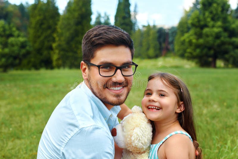 Папа имеет дочку. El and her father.