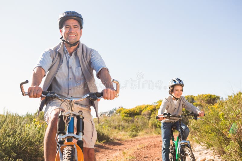 Папа с сыном поехали. Отец и сын на велосипеде. Папа и сын катаются на велосипеде. Папа с ребенком на велосипеде. Отец катается на велосипеде.
