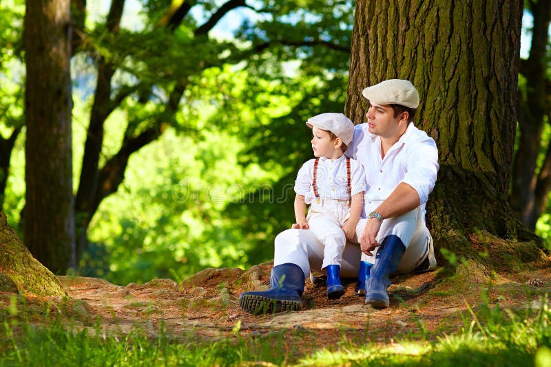 Включи папа на дереве. Отец и сын сидят в лесу картинки.