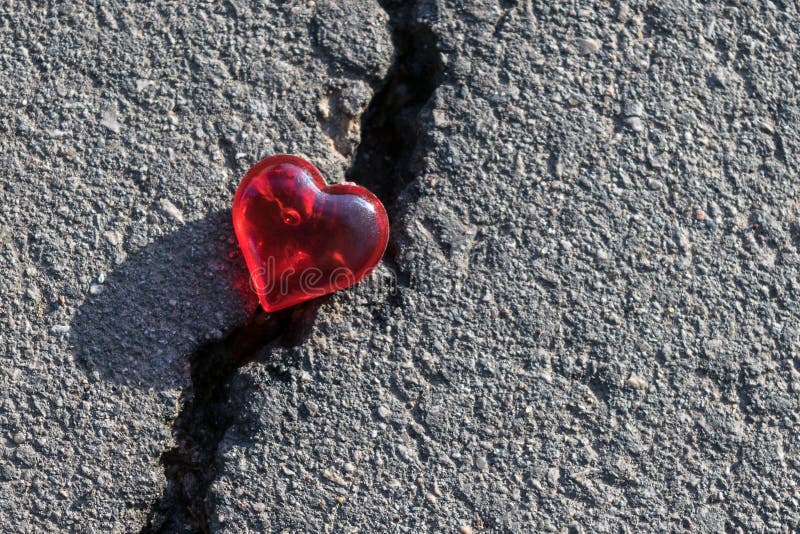 Люблю людей влюбленных в камни. Картинка сердца лежащее на боку. Love is сердечко разрывное. Двое людей в форме сердца лежат на полу.