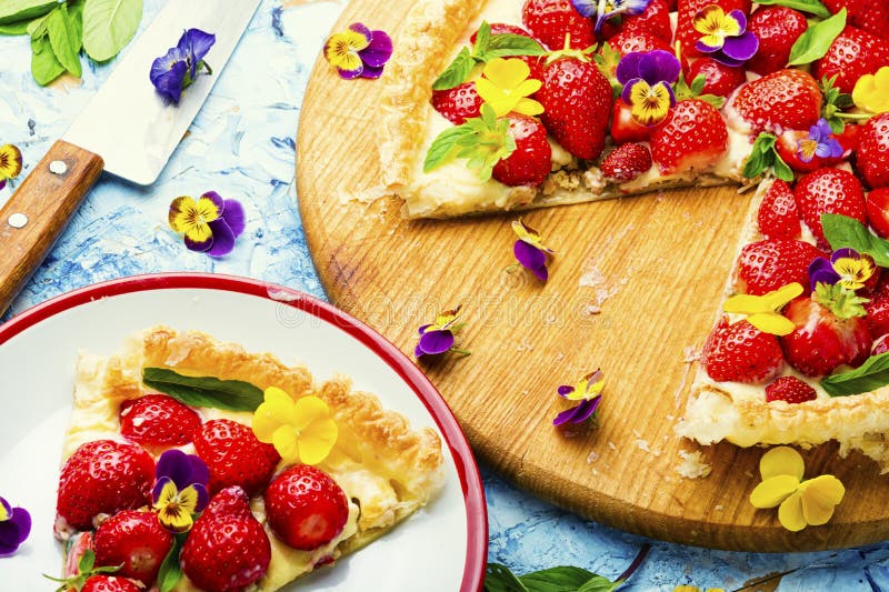 Украшение пирога с клубникой мятой