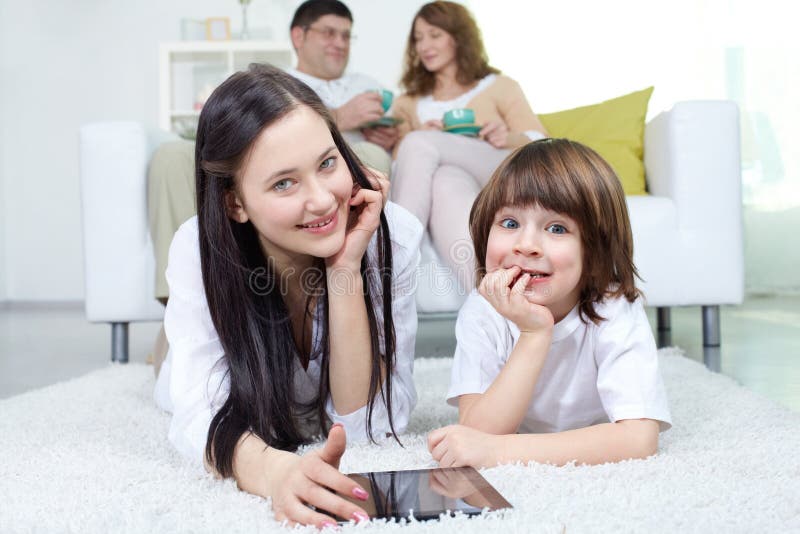 Брат и сестра домашнее с разговорами. Дочка на дому сестры. Parents sit and watch their children write on the Wall.