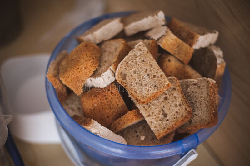 Почему выбрасывать хлеб. Ведро с хлебом. Хлеб с вымоченными. Выброшенный хлеб. Хлеб для бездомных.