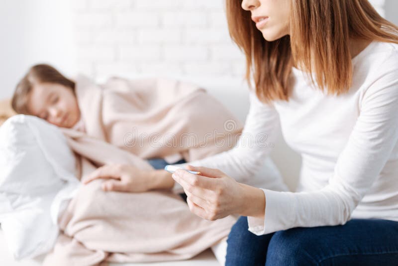 Маленькая девочка в больнице. Ребенку больно писать. Девушка на горшке. Дочери больно писать. Больная девочка.