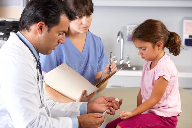 Фото как дети собирают картинку врача. Doctor's Office. Врач экзамен. Doctor gives an Injection. Врач который проверяет половые органы