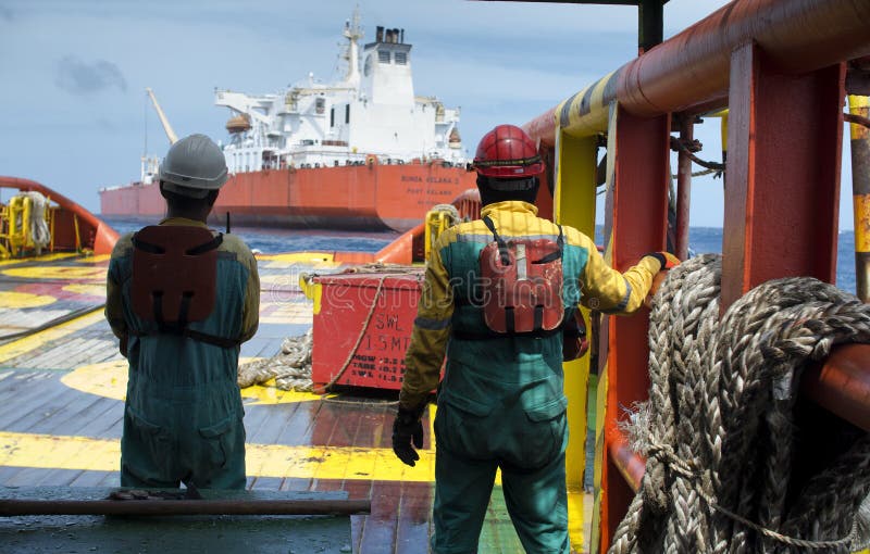 Какая работа на палубе. На палубе матросы оффшорных. Seafarers at work. Девушка на судне в оффшоре. Работа в оффшоре для моряков.