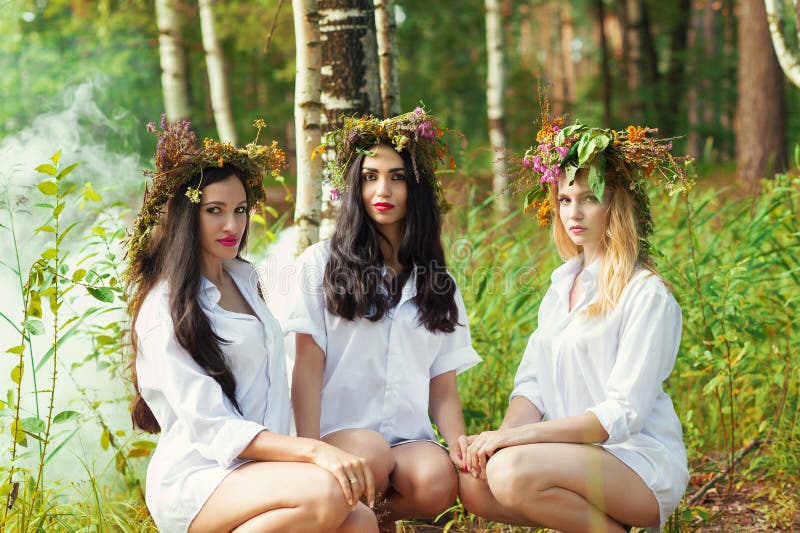 Три очаровательные. Три девушки в лесу фотосессия. Две девушки сидят в венках. Три очаровашки.