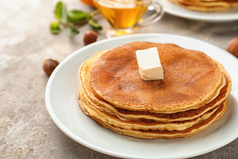 Кусок масла на блине