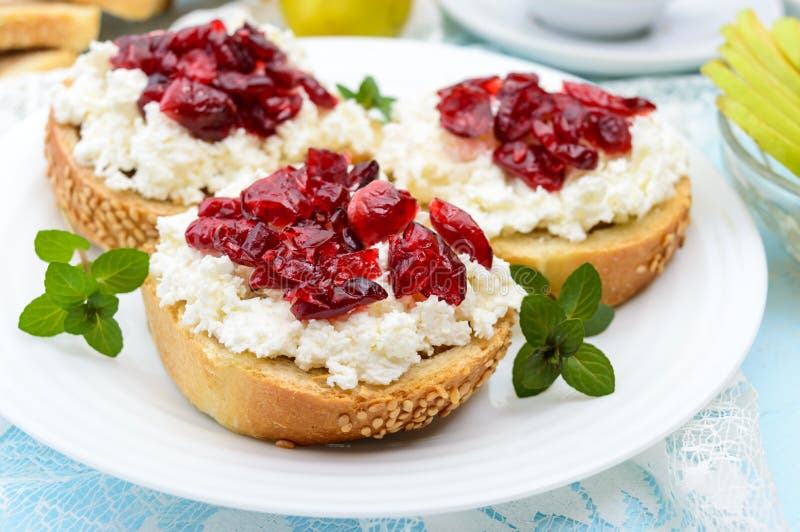 Бутерброд с медом и орехами