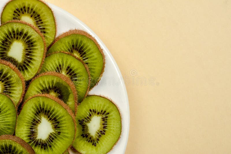 Киви на тарелке