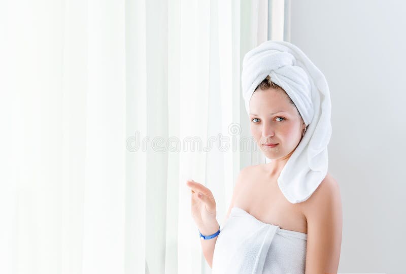 Девочка в полотенце