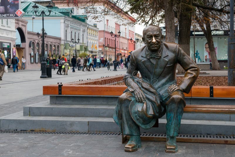 Театр евстигнеева нижний. Памятник Евстигнееву в Нижнем Новгороде. Большая Покровская Нижний Новгород Евстигнеев. Памятник Евгению Евстигнееву в Нижнем Новгороде.