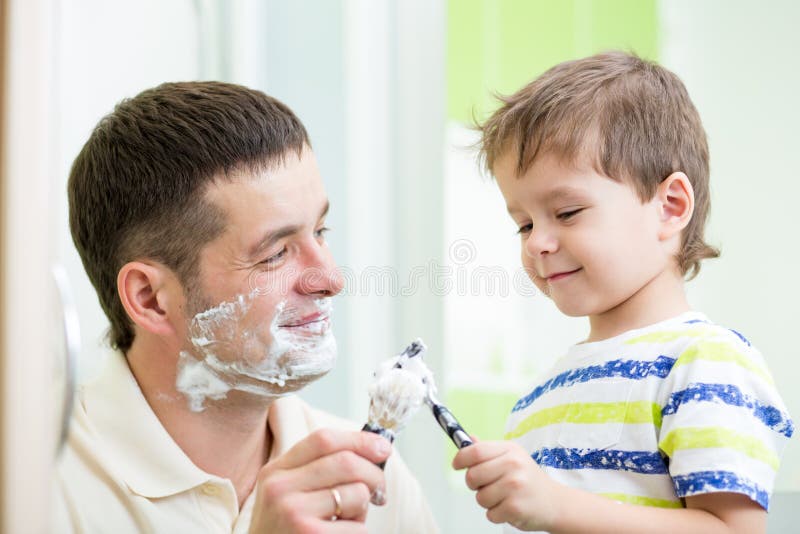 Сын бреет маме. Малыш и отец Бреются. Отец побрил сына. Отец бреет сыну пах. Мама бреет видео