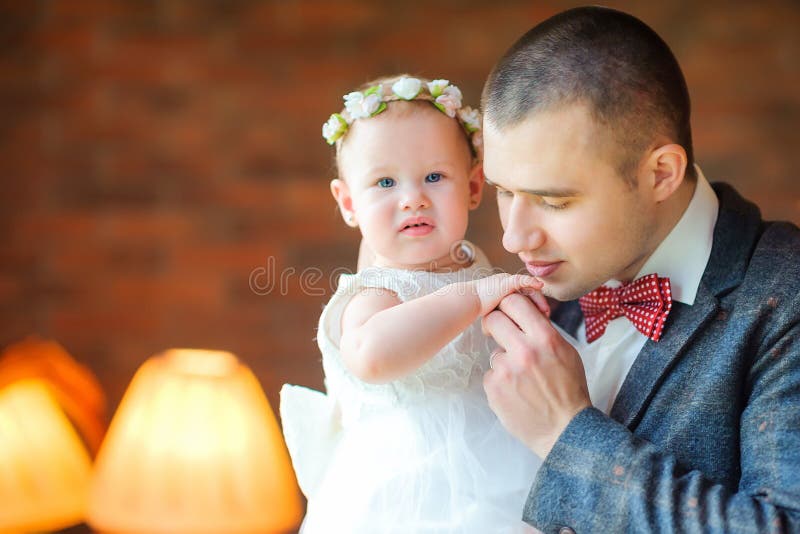 Папа целует руку дочери фото. Папа целует руку дочери Дисней. Принц целует руку маленькой дочери. Отец целует руку своей дочке фото. Папа целует руки