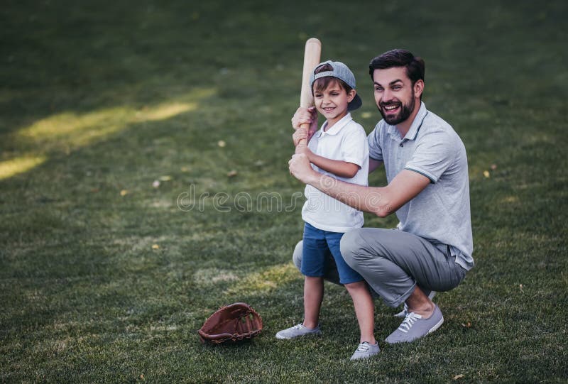 Отец учил сына играть в бейсбол