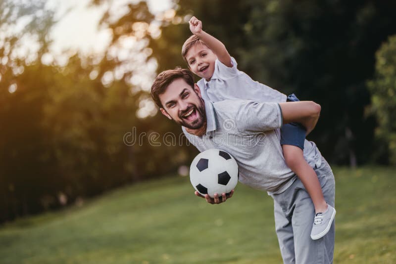 Отец учил сына играть в бейсбол. Бейсбол отца и сына. Папа играет с сыном. Отец и сын играют в Бейсбол. Папа с сыном играют в футбол.