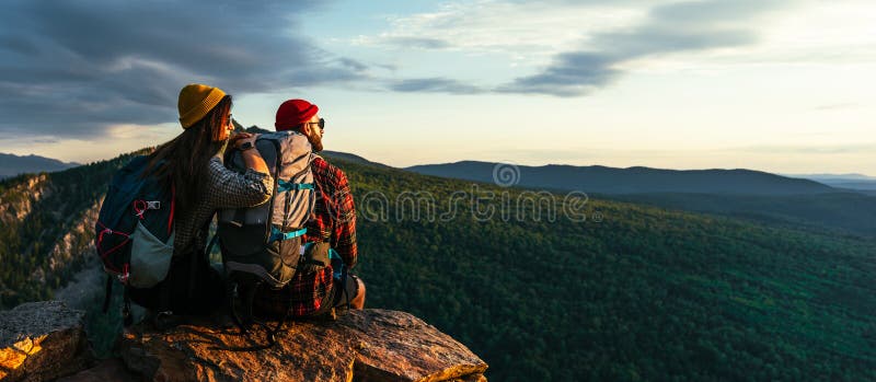 Счастливые туристы в горах