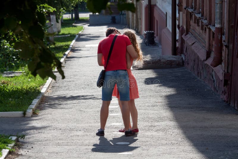 Где пописать девушкам. Девочка мочится на улице. Девочка писался на улице. Мужчины мочатся на улице с девушками. Девушка пописала стоя на улице.