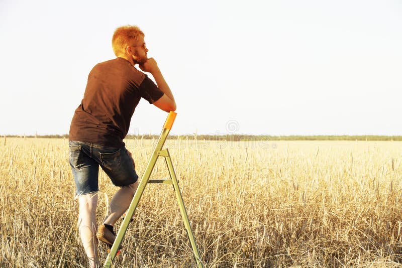 Пол от отца зависит. Фото со стремянкой в поле. Мальчик стоя в поле наблюдает. Стоит на стремянке на природе. Мужчина стоит в поле.